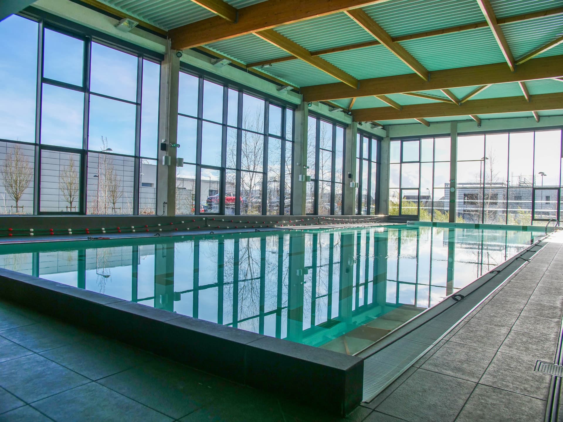 Un cours de natation aux Petits Baigneurs